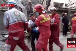 Iranisches Fernsehen zeigt, wie ein Mann aus den Trümmern von Süd-Chorasan gerettet wurde