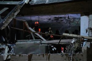 Israel: Iranischer Raketenangriff in der Nähe von Tel Aviv tötet älteres Ehepaar in Ramat Gan Eine iranische Rakete traf am frühen Mittwoch, dem 18. März, ein Wohngebäude in Ramat Gan in der Nähe von Tel Aviv und tötete laut Magen David Adom zwei Menschen. 18.03.2026