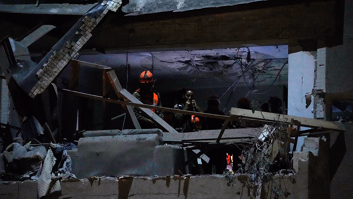 Israel: Iranischer Raketenangriff in der Nähe von Tel Aviv tötet älteres Ehepaar in Ramat Gan Eine iranische Rakete traf am frühen Mittwoch, dem 18. März, ein Wohngebäude in Ramat Gan in der Nähe von Tel Aviv und tötete laut Magen David Adom zwei Menschen. 18.03.2026