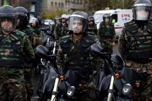 Israel bombardiert die Truppen des Teheraner Regimes mit unerwarteter Hilfe von Iranern