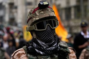 Israel nimmt die oberste Ebene der Bassij ins Visier, während Milizen Schulen und Kinder nutzen, um Angriffen zu entgehen