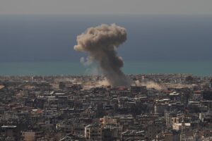 Libanon: Die südlichen Vororte von Beirut werden von israelischen Angriffen bombardiert. Neue israelische Angriffe treffen die südlichen Vororte von Beirut, zerstören Gebäude und verschärfen die Angst vor einem größeren Krieg, da sich die Auseinandersetzungen zwischen Israel und der Hisbollah verschärfen. 17.03.2026