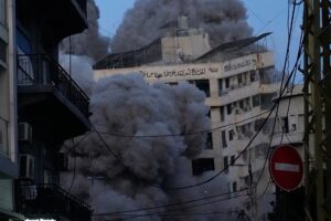 Libanon: Israelischer Luftangriff legt Wohnblock in Beirut dem Erdboden gleich und tötet mindestens sechs Menschen Ein israelischer Luftangriff zerstörte am frühen Mittwoch ein Wohnhaus im Beiruter Stadtteil Bachoura und tötete nach Angaben der libanesischen Behörden mindestens sechs Menschen. 18.03.2026