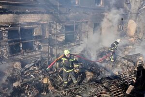 Selenskyj sagt, er sei zu einer weiteren Runde von Friedensgesprächen bereit, warte aber auf die USA und Russland