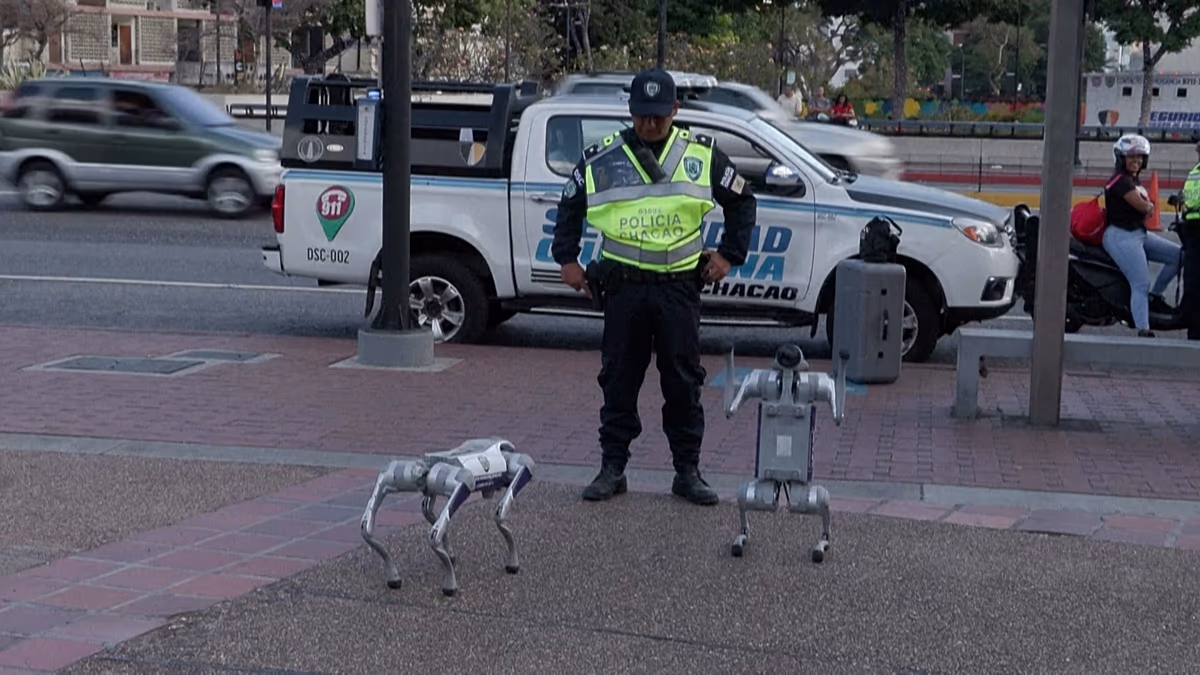 Venezuela setzt Roboterhunde für Patrouillen in Caracas ein. Zwei Roboterhunde patrouillieren jetzt auf öffentlichen Plätzen in einem der wohlhabendsten Bezirke von Caracas. Beamte sagen, dass die Technologie die Polizeibeamten vor Ort unterstützen und nicht ersetzen soll. 26.03.2026