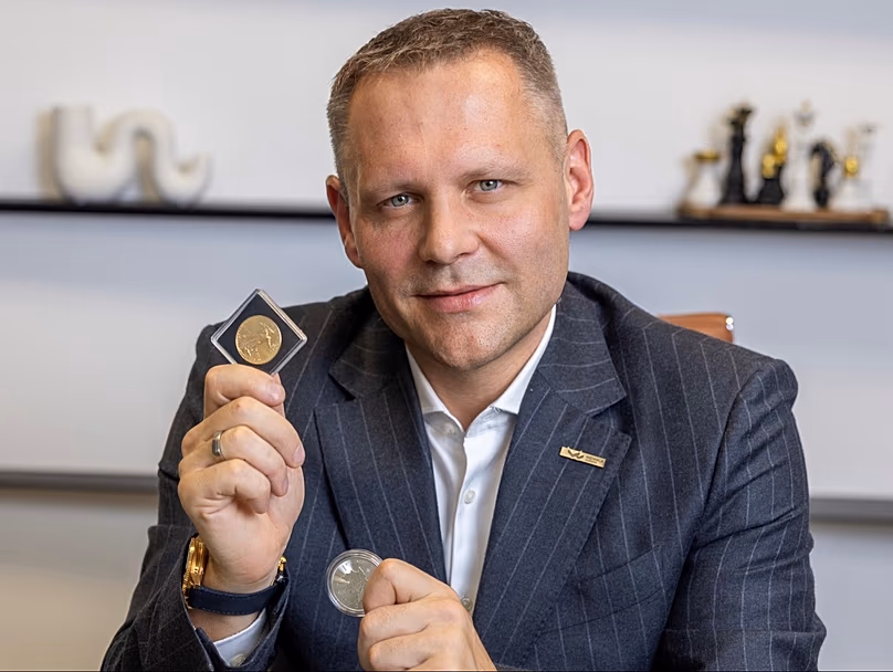 Paweł Mazurek, Präsident der Münzprägestätte Mazovia, weist darauf hin, dass das Interesse privater Anleger in Polen an physischen Edelmetallen im Jahresvergleich zunimmt.