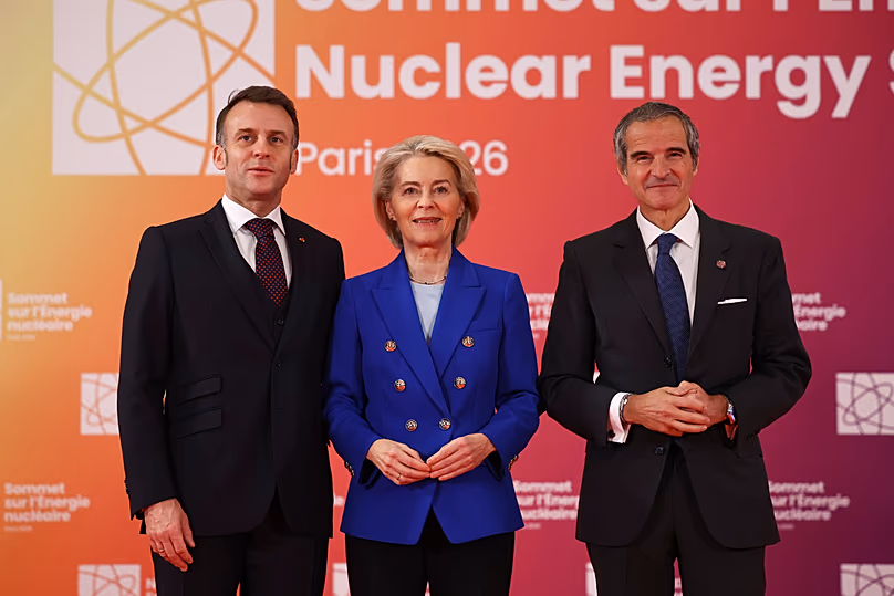 Emmanuel Macron, Ursula von der Leyen und Rafael Grossi nehmen am 10. März 2026 am IAEA-Kernenergiegipfel in Paris teil