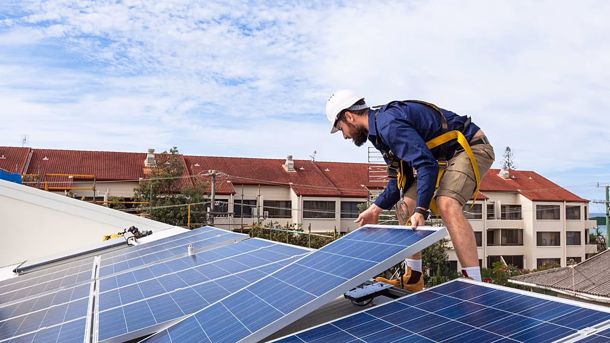 „Plötzlich fühlt sich Energieunabhängigkeit praktisch an“: Europäer bauen zu Hause Mini-Solarparks