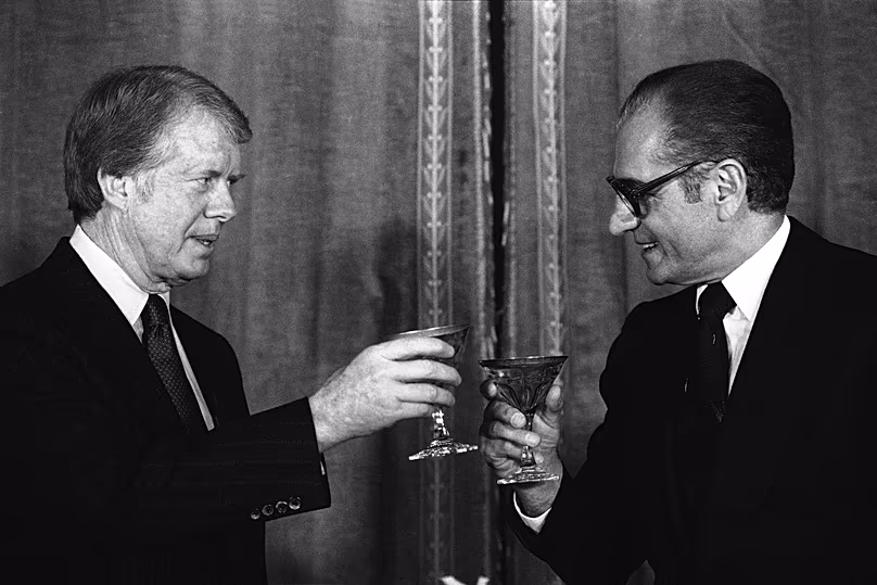US-Präsident Jimmy Carter stößt im Dezember 1977 während eines Silvesterdinners im Niavaran-Palast in Teheran auf Schah Mohammad Reza Pahlavi aus dem Iran an