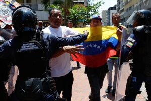 Die venezolanische Polizei setzt Tränengas gegen Demonstranten ein, die bessere Löhne und Renten fordern