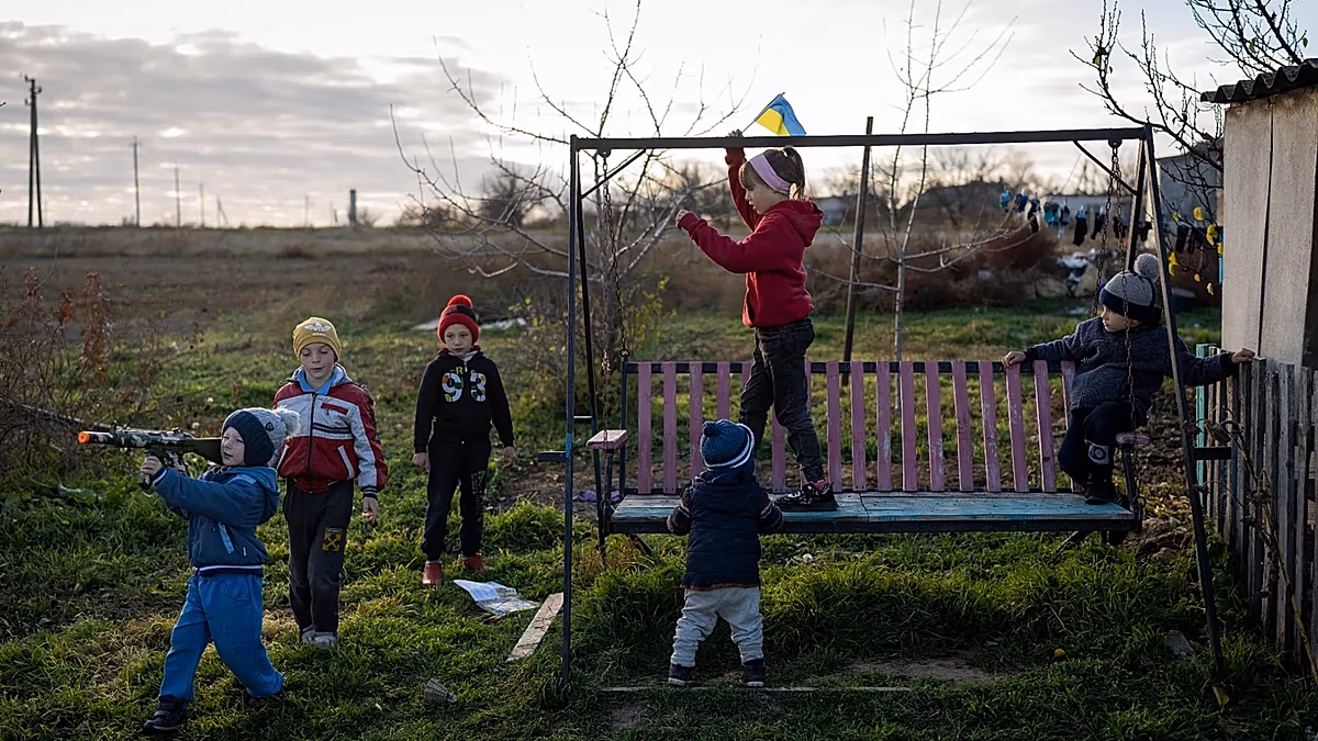 Aus Dokumenten geht hervor, dass ukrainische Kinder in Cherson von russischen Streitkräften mit vorgehaltener Waffe gefangen genommen wurden