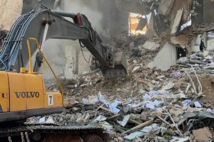 Bei israelischen Angriffen auf Beirut werden mindestens 182 Menschen getötet und Hunderte verletzt. Der Libanon verbrachte die Nacht damit, durch Trümmer zu graben, nachdem israelische Angriffe am späten Mittwoch belebte Geschäfts- und Wohnviertel im Zentrum von Beirut getroffen hatten, wobei nach Angaben des Gesundheitsministeriums mindestens 182 Menschen getötet und 890 verletzt wurden. 04.09.2026