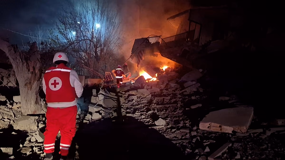 Der Libanon gerät ins Wanken, da die israelischen Angriffe nach 300 Toten weitergehen. Israelische Luftangriffe treffen Hisbollah-Standorte im Südlibanon, während im Norden Israels Raketensirenen heulen, trotz der Forderungen nach einer Verlängerung eines regionalen Waffenstillstands. 10.04.2026