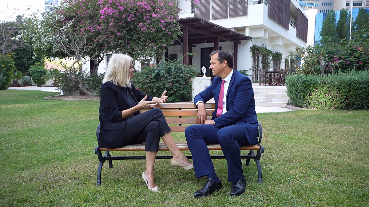 Der britische Botschafter in den Vereinigten Arabischen Emiraten warnt vor regionalen Risiken, unterstützt jedoch die Widerstandsfähigkeit der Vereinigten Arabischen Emirate angesichts des fragilen Waffenstillstands im Iran