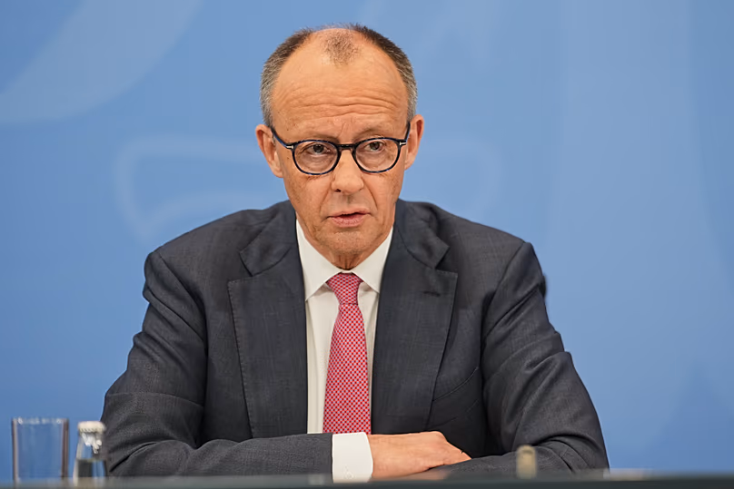 Bundeskanzler Merz spricht von „ganz konkreten Erleichterungen“. Für die nächsten zwei Monate wird die Mineralölsteuer um 17 Cent pro Liter gesenkt.