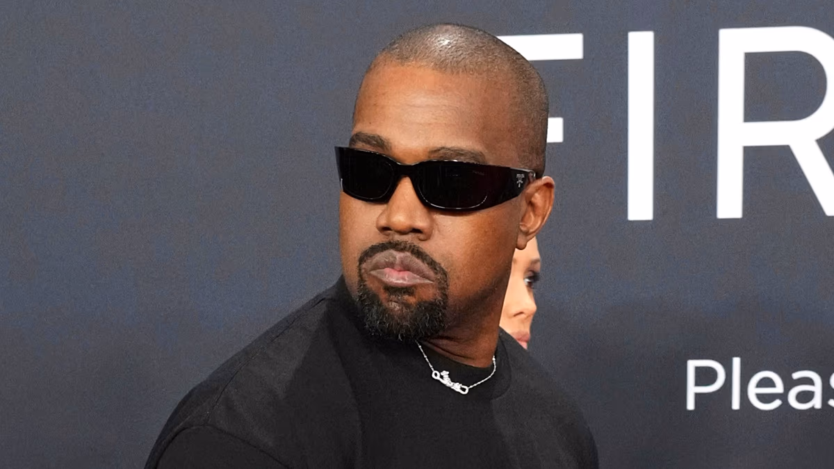 Die Gegenreaktion auf Kanye West eskaliert in Großbritannien, als Festivalorganisator die Buchung verteidigt – West gibt eine Erklärung ab