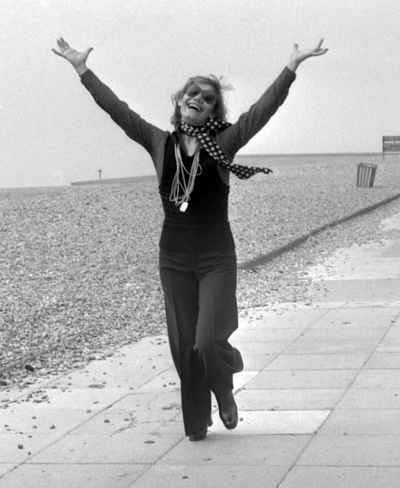 Marinella, Vertreterin Griechenlands beim 19. Eurovision Song Contest, läuft am 2. April 1974 am Strand von Brighton in England entlang.