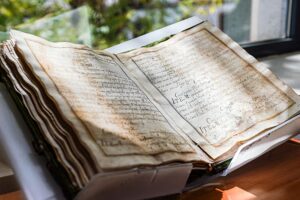 Die spanische Polizei findet ein seit einem Jahrhundert verschollenes historisches Manuskript zum Verkauf im Internet