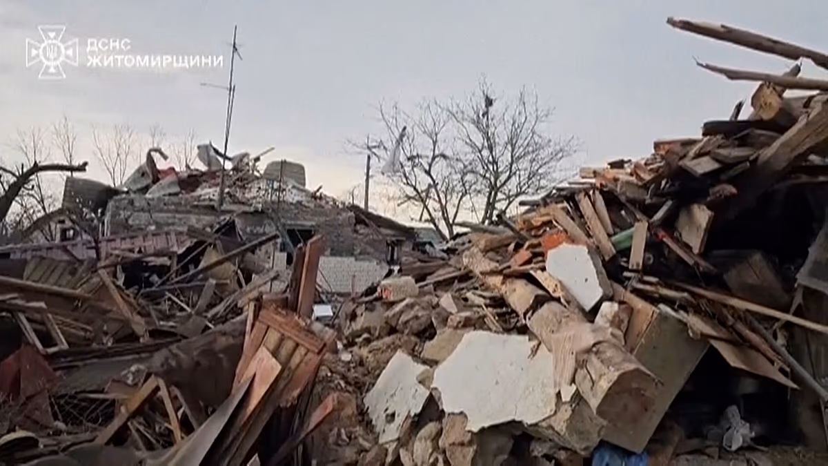 Die ukrainische Region Schytomyr gerät nach einem Raketen- und Drohnenangriff ins Wanken. Russische Raketen- und Drohnenangriffe trafen die ukrainische Region Schytomyr, wobei ein Mensch getötet und zehn verletzt wurden, während Dutzende Häuser und öffentliche Gebäude zerstört wurden. 04.03.2026