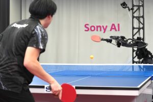 Ein mit KI gebauter Roboter von Sony besiegt menschliche Profis beim Tischtennis. Der japanische Elektronikriese Sony hat den Roboterarm namens Project Ace gebaut und ihn gegen Profisportler antreten lassen. 23.04.2026