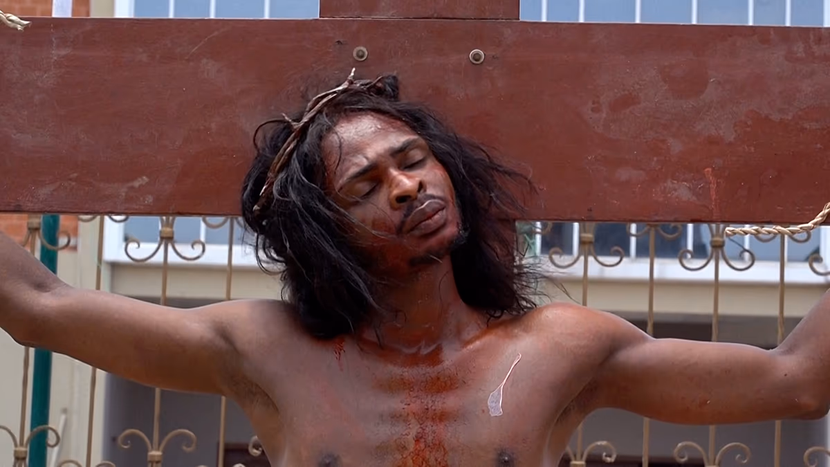 Gläubige in Nigeria begehen Ostern mit einer Straßenprozession in Lagos. Nigeria feierte den Karfreitag mit Hunderten katholischen Gläubigen, die in einer öffentlichen Nachstellung des Kreuzwegs durch Lagos marschierten und so das Leiden Christi mit den wirtschaftlichen Nöten des Landes in Verbindung brachten. 04.03.2026