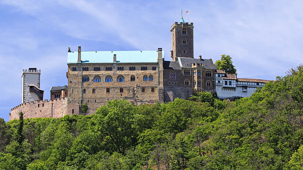 Hilfe oder Hindernis? Amateurarchäologe gräbt ohne Erlaubnis in deutschen Burgruinen