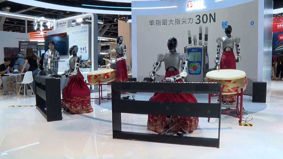 Humanoide Roboter boxen und treten auf der KI- und Robotik-Messe in Hongkong auf. Auf der Messe InnoEX 2026 in Hongkong wurden Box-, Musik- und Rettungsroboter vorgestellt und damit Chinas Bestreben hervorgehoben, intelligente Maschinen in das tägliche Leben zu integrieren. 15.04.2026