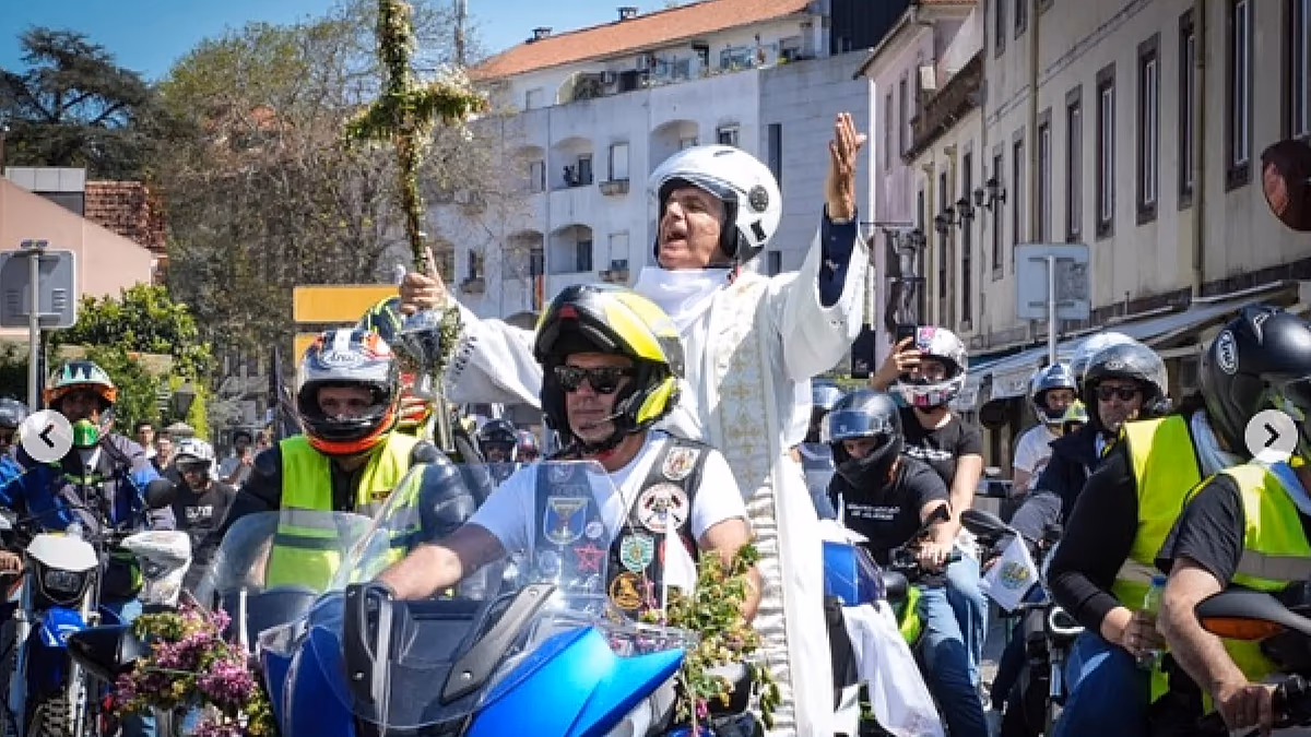 Hunderte Motorradfahrer begleiten portugiesischen Priester bei der Osterfeier auf Rädern