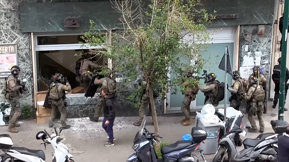 Italien: 25 Geiseln freigelassen, als die Bankenbande von Neapel im Untergrund verschwindet