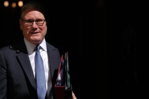 Keir Starmer widersetzt sich den Rücktrittsforderungen im Mandelson-Gesandtenstreit