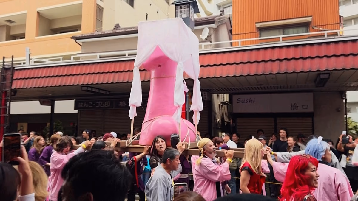 Nachtschwärmer führen riesige Phallusse auf Japans Fruchtbarkeitsfest vor. Menschenmassen drängen sich in Kawasaki für Kanamara Matsuri, Japans farbenfrohes Fruchtbarkeitsfest, das Phallusschreine nutzt, um das Leben zu feiern und Sex-Tabus herauszufordern. 04.06.2026