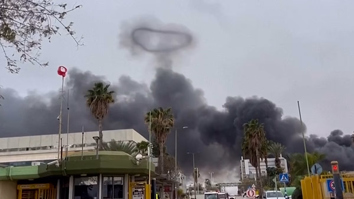 Raketentrümmer entzünden Feuer in Pestizidfabrik im Süden Israels Über einer israelischen Industrieanlage stieg dichter schwarzer Rauch auf, nachdem abgefangene iranische Raketentrümmer einen Pestizidtank trafen, während Israel und der Iran grenzüberschreitende Angriffe führten. 30.03.2026