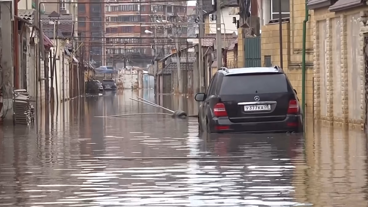 Russlands Nordkaukasus von massiven Überschwemmungen heimgesucht, Tausende evakuiert Überschwemmungen durch heftige Regenfälle haben Tausende Menschen zur Evakuierung in der südrussischen Nordkaukasusregion gezwungen. 30.03.2026
