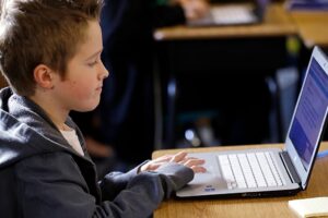 Scrollen, liken, wiederholen: Wie die EU den Kinderschutz im Internet stärken will