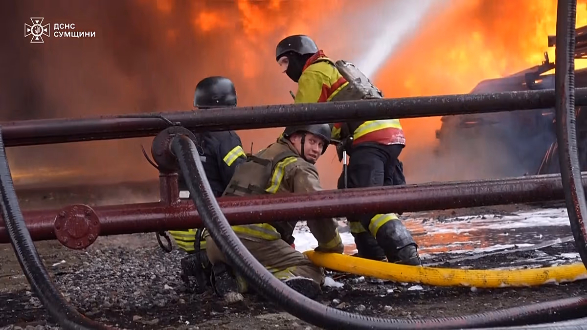 Streiks treffen Slowjansk und Sumy, während Russland ukrainische Städte bombardiert Russland greift Slowjansk mit einer FAB-1500-Bombe an und zerstört zivile Gebäude, während wiederholte Drohnenangriffe große Brände im Industriegebiet von Sumy entfachen. 15.04.2026