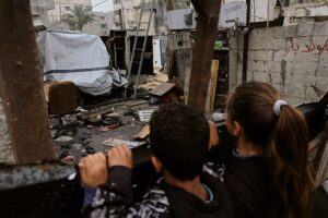 Tödliche israelische Angriffe erschütterten das Al-Shati-Lager und das Al-Shifa-Krankenhaus im Gazastreifen. Tödliche israelische Angriffe trafen das Al-Shati-Lager und das Al-Shifa-Krankenhausgebiet im Gazastreifen trotz eines Waffenstillstands. Mindestens 11 Palästinenser wurden bei erneuter Gewalt getötet. 15.04.2026