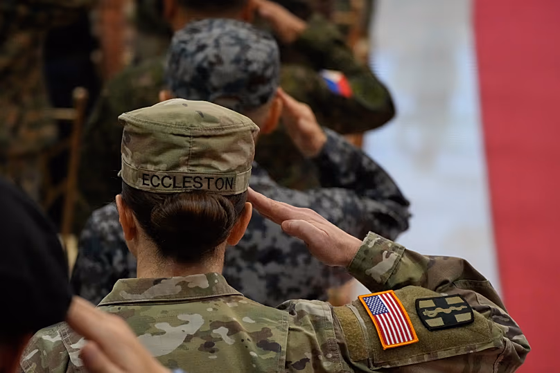 Ein US-Soldat salutiert während der Eröffnungszeremonie einer gemeinsamen Militärübung in Quezon, 20. April 2026