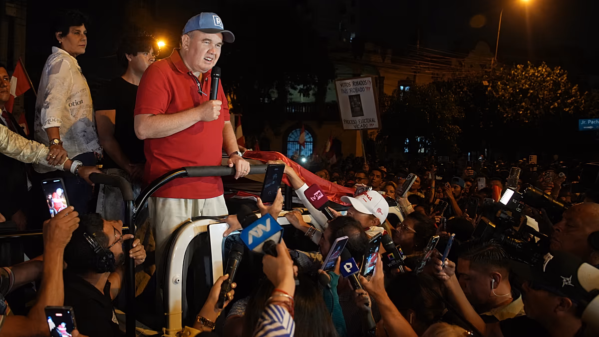 Wahlstreit in Peru verschärft sich aufgrund langsamer Stimmauszählung In Peru versammelten sich am Dienstag, dem 15. April 2026, Hunderte von Demonstranten vor dem Wahlgericht in Lima und forderten eine Wiederholung der Präsidentschaftswahlen, nachdem Abstimmungsstörungen den Prozess verzögert hatten. 15.04.2026