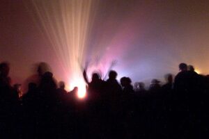 Tausende illegaler französischer Rave auf „gefährlichem“ Militärgelände