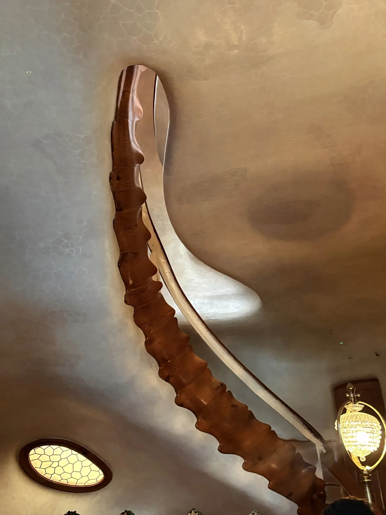 Geschwungene Treppe und Decke in Casa Batllo, Barcelona, ​​Katalonien, Spanien, 2026.