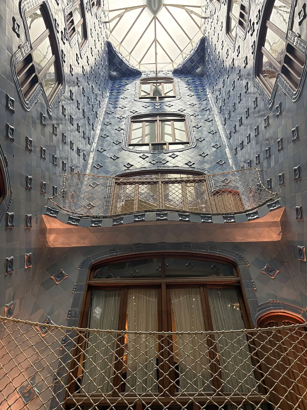 Zentraler Lichtschacht in Casa Batllo, Barcelona, ​​Katalonien, Spanien, 2026.