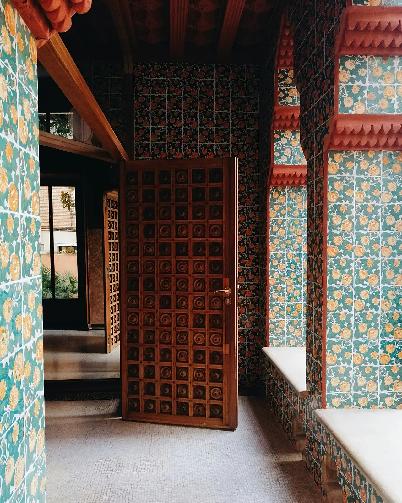Fliesenarbeiten in Casa Vicens, Barcelona, ​​Katalonien, Spanien, September 2020.