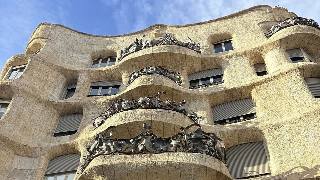 Schmiedeeiserne Geländer der Casa Mila, Barcelona, ​​Katalonien, Spanien, 2026.
