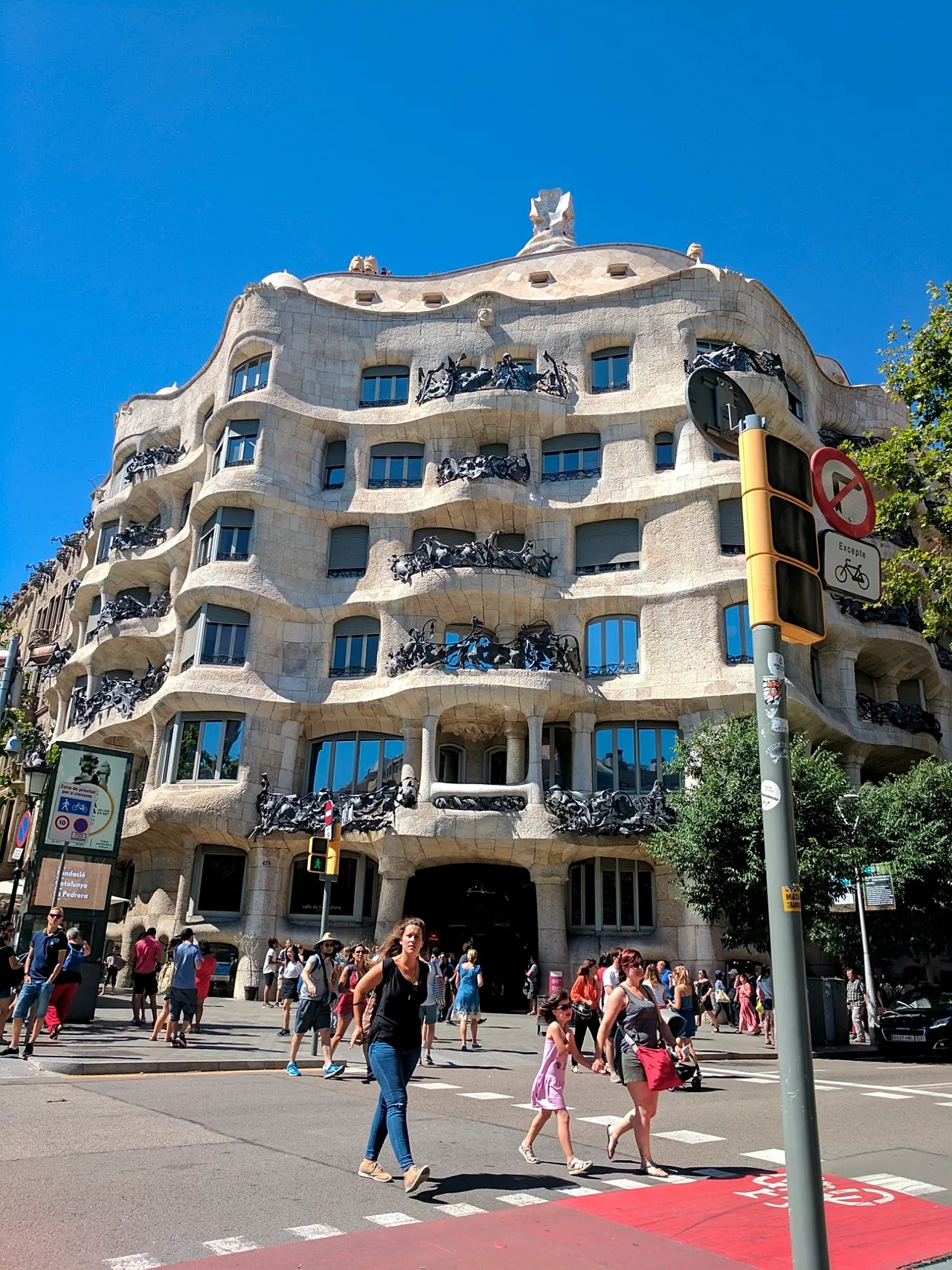 DATEI – Außenansicht der Casa Milà, Barcelona, ​​Katalonien, Spanien, Juni 2017.