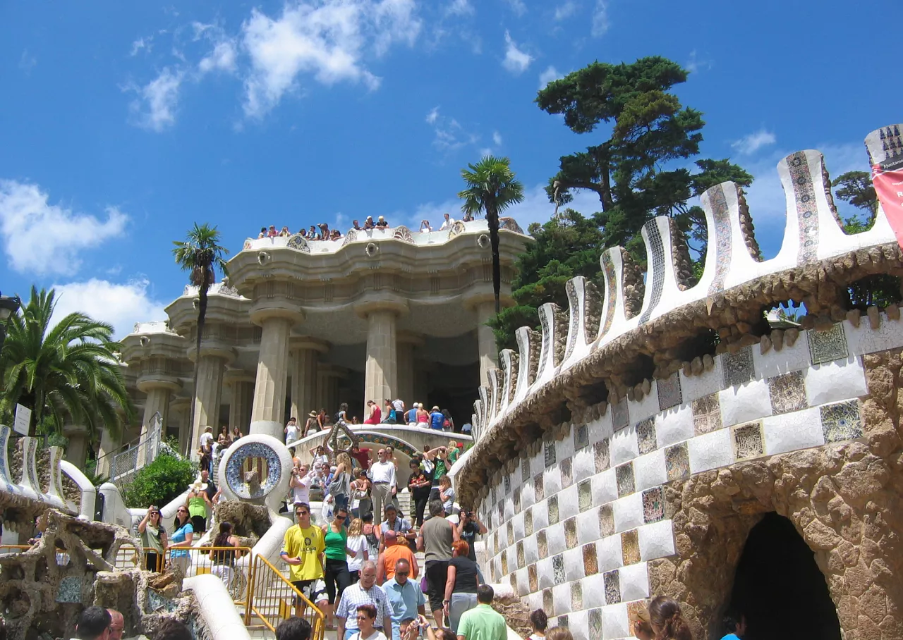 DATEI – Auf diesem Foto vom 13. Juli 2008 schlendern Besucher durch den Park Güell in Barcelona, ​​Katalonien, Spanien.