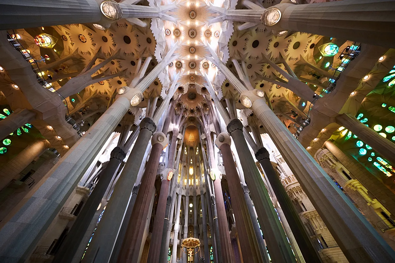 DATEI – Blick in das Innere der Sagrada Familia in Barcelona, ​​Katalonien, Spanien, September 2025.