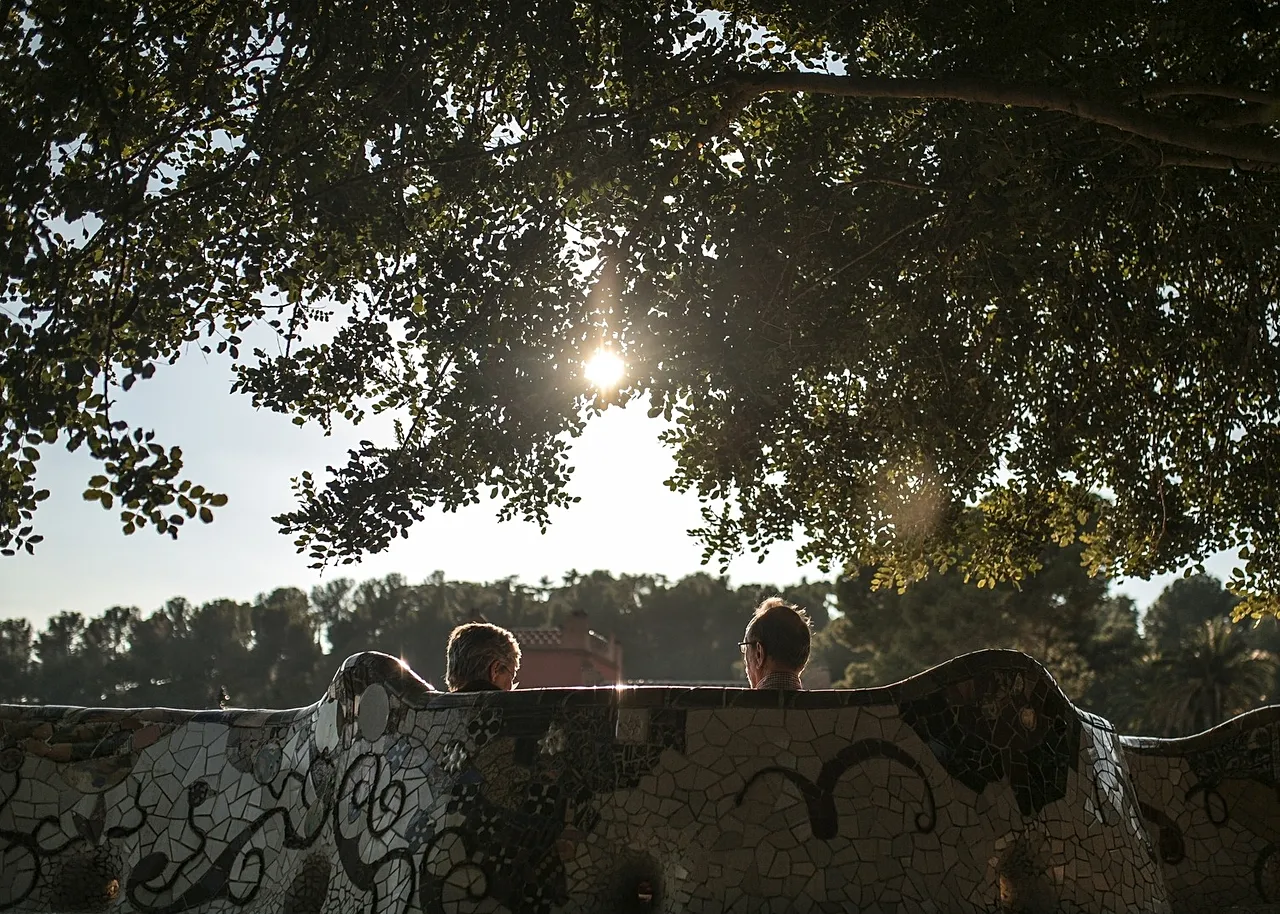 DATEI – Ein Paar ruht sich auf der Terrasse von Antoni Gaudís Park Güell in Barcelona, ​​Katalonien, Spanien, Dezember 2015 aus.