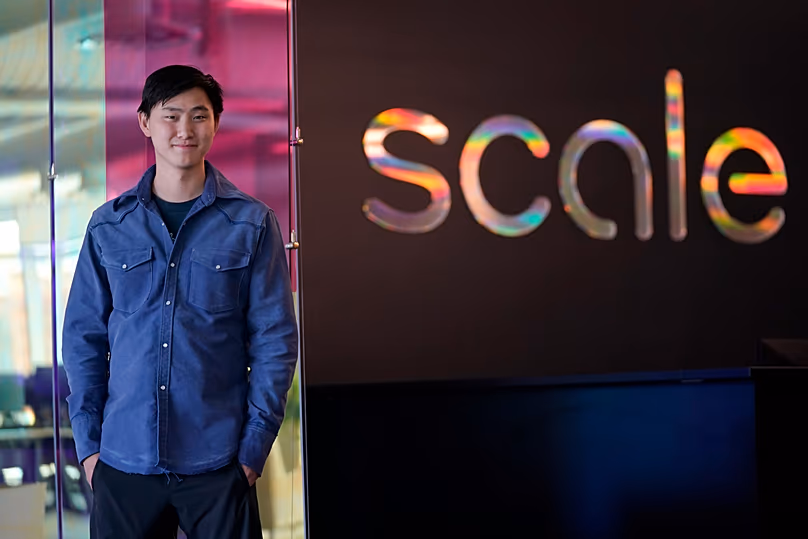 DATEI. Alexandr Wang, Gründer und CEO von Scale AI, posiert im Mai 2023 im Büro des Unternehmens in San Francisco, Kalifornien, für Fotos