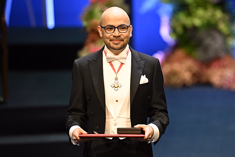 DATEI. Demis Hassabis hält seinen Nobelpreisträger für Chemie während der Nobelpreisverleihung in Stockholm, Schweden, im Dezember 2024