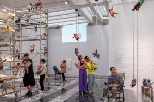Babypuppen, Walgesänge und Schwimmen im Urin: Die Länderpavillons der Biennale von Venedig, die man gesehen haben muss